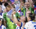 Bild: Jean-Christophe Bott/KEYSTONE/dpa
Fußball: Frauen, EM, England - Spanien, Finale: Englands Chloe Kelly hebt den Pokal bei der Siegerehrung.