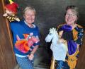 Bild: bl
Renate Gresser, (links) und Barbara Hofmann lassen beim Mittelalterlichen Markt in Nabburg
 die Puppen tanzen: Sie öffnen im Stadtmuseum Zehentstadel die Türen für ein Märchen von Franz Xaver Schönwerth.