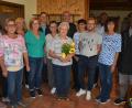 Bild: jr
Ihren 90. Geburtstag feierte Anna Eckstein (Mitte, mit Blumen) im Kreise ihrer Familie. Zu den zahlreichen Gratulanten gehörten Bürgermeister Klaus Meyer (hinter der Jubilarin), Pfarrer Dr. George Nnaemeka Oranekwu (rechts), sein Freund Pfarrer Pascal Angne (Dritter von rechts), sowie Pfarrgemeinderatssprecher Stephan Forster (Fünfter von links). Auch Brigitte Meyer (Dritte von links) und Petra Fröhlich (links) vom Landvolk Wernersreuth feierten mit der Jubilarin.