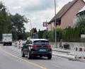 Bild: Heike Unger
Die neue Wasserleitung unter dem Geh- und Wadweg (rechts) entlang der Vilstalstraße in Haselmühl ist verlegt, jetzt muss hier asphaltiert werden. Das hat weitere Folgen für den Durchgangsverkehr auf der stark befahrenen Ortsdurchfahrt.