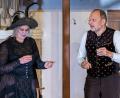 Bild: u
Mit ein paar Stamperln Kerschgeist will Isidor Birnbacher (Hans Fleischmann) die Boandlkramerin (Saskia Krügelstein) dazu bringen, ihn in den Himmel mitzunehmen. Doch die erweist sich sowohl trinkfest als auch pflichtbewusst und verweigert ihm den Wunsch.