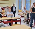Bild: Thomas Dobler
Schulleiter Christian Schwab (stehend, rechts) führte die "Abitur-Jubilare" durch ihre frühere Schule. Die Frauen und Männer waren die ersten Schüler am Nabburger Gymnasium und haben vor 50 Jahren ihr Reifezeugnis erhalten.