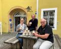 Bild: Lüdecke
Weil Bienen durch die Luft fliegen, hat das Amberger Luftmuseum in Kooperation mit der Firma Lüdecke jetzt auch einen eigenen Lufthonig. Im Bild von links: Marketing-Spezialistin-Anna Bogner, Geschäftsführer Klaus Herdegen und Museumsdirektor Wilhelm Koch.