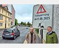 Bild: Torsten Ernstberger
Noch rollt der Verkehr auf der Waldershofer Straße, doch das ändert sich ab 11. August. Bauamtsleiter Stefan Büttner (links) und Ordnungsamtsleiter Noel Blank erklären, warum die Sperrung nötig ist und worauf Verkehrsteilnehmer und Anwohner nun achten müssen.