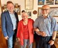 Bild: Göbl
. Bürgermeister Alwin Märkl (links) fratulierte dem Jubelpaar Helga und Josef Göbl.