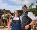 Bild: hdk
Das Oberkirwapaar Eva Leißner und Julius Japs, der als Preuße eine preußische Pickelhaube aufgesetzt bekam.