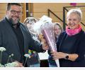 Bild: bkr
Eine Schultüte brachte Bürgermeister Thomas Kaufmann für Gudrun Lehner als Abschiedsgeschenk mit.