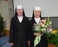 Bild: hdk
Provinzoberin Schwester Theresia verabschiedet Schwester Lioba (rechts) als Realschulrektorin.