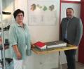 Bild: lnz
Geschäftsführer Anton Kunz und Bürokauffrau Helene Kunz im Foyer des Gründerzentrums Waldsassen neben einem Modell des Gebäudes: Sie geben Einblicke in die Einrichtung und berichten, wie es aktuell läuft.