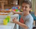 Bild: jr
Inge Roth beim Herrichten des Pausenverkaufs: Sie hatte bei der Arbeit in der Grundschule Mitterteich stets gute Laune, bei den Kindern ist sie sehr beliebt.