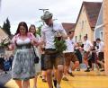 Bild: Paul Böhm [bö] (PAUL.JOSEF.BOEHM@T-ONLINE.DE)
Sandra Dieling und Marcel Scherbel wurden beim Austanzwalzer zum neuen Oberkirchweihpaar gekürt.