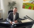 Bild: Paulina Schmidt
Klaus Binner an seinem Schreibtisch in Weiden. Als Ständiger Stellvertreter des Schulleiters ist er für beide Standorte der Wirtschaftsschule Weiden-Eschenbach zuständig.
