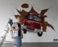 Bild: Roland Wellenhoefer
Matti (15) vor seinem beeindruckenden Kunstwerk: Der Unimog der Feuerwehr Wetzldorf, detailgetreu auf die Hallenwand gesprayt.