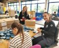 Bild: Portner
Die beiden Mittelschülerinnen Lina (rechts) und Coleen machen in der Montageabteilung der Naab-Werkstätten Oberviechtach erste Erfahrungen in der Arbeitswelt. Nebenbei werden Barrieren zu Menschen mit Behinderung abgebaut.