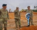 Bild: jut
US-Oberst Stephen Flanagan (links), Kommandeur der US-Armee Garnison Bayern, und Oberst Mark Madden (rechts), Leiter des Joint Multinational Simulation Center, beim Spatenstich für ein 35-Millionen-Dollar-Bauprojekt der US-Armee auf dem Truppenübungsplatz Grafenwöhr.