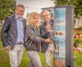 Bild: Michael Golinski, Stadt Amberg
OB Michael Cerny, Kulturreferent Dr. Fabian Kern und Tourismusamtsleiterin Heike Kober bedienen den neuen Münzprägeautomaten an der Stadtbrille in Amberg.