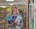 Bild: Portner
Heike Hagl, Leiterin der Stadtbibliothek Oberviechtach, hat die neue Benutzungssatzung mit ausgearbeitet. Für den Urlaub daheim empfiehlt sie neue Wanderführer über die Oberpfalz.