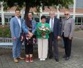 Bild: wel
Schulamtsdirektor Johann Hilburger (rechts) und Bürgermeister Rudolf Teplitzky (links) sowie Konrektorin Julia Kopp gratulieren Gerlinde Lohrer und Rektor Werner Winderl zum wohlverdienten Ruhestand