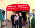 Bild: lnz
Dominik, Klaus und Stania Pirkl (von links) führen das Hotel "Zum ehemaligen Königlich-Bayerischen Forsthaus" in Waldsassen.