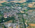 Bild: mür
Die Bundesstraße 299 verläuft im Moment mitten durch die Innenstadt. Am unteren Bildrand in der Mitte die aktuelle Trasse, rechts daneben die frühere Bahnlinie (erkennbar an der dichten Begrünung), auf der die dann verlegte Fahrbahn verläuft.