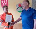 Bild: hka
Erwin Thurner, der Leiter des Städtischen Bauhofs, gratuliert Fabian Remer, dem besten Straßenwärter-Azubi Bayerns.