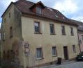 Bild: Thorsten Schreiber
Architekt und Stadtplaner Josef Weber aus Nürnberg will das Haus an der Hospitalstraße 11 sanieren. Es wurde um 1815 gebaut. Der Stadtrat genehmigte in der Sitzung am Donnerstag einen Zuschuss aus dem klassischen Städtebauförderprogramm. Fenster, Türen sowie Fassade sollen instand gesetzt werden, im Innenbereich soll das Gebäude komplett erneuert und modernisiert werden. Die Außenanlagen nimmt sich der Inhaber ebenfalls vor.