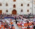 Bild: Isabella Rauscher
Fast 90 Musiker des Jugendblasorchesters Vilseck und der „Blasmusik Gebenbach“ präsentierten bei der Serenade im Hof der Burg Dagestein den vielen Besuchern einen bunten Melodienstrauß mit Polkas und Märschen sowie bekannten Musicalmelodien.