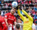 Archivbild: Armin Weigel/dpa
Steht Felix Gebhardt (rechts/Szene aus einem Zeitligaspiel) am Samstag gegen den FC Ingolstadt im Jahn-Tor?