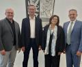 Bild: Landratsamt Tirschenreuth/Fabian Polster
Der Büroleiter des Landrats, Wolfgang Fenzl, Regierungsdirektor Markus Zapf, Regierungsdirektorin Regina Kestel und Landrat Roland Grillmeier (von links). Zapf wird künftig Kestels Aufgaben übernehmen.