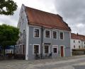 Bild: bnr
Das Wohngebäude am Marktplatz in Pfreimd ist Teil der Spitalstiftung. In ihm ist ein gastronomischer Betrieb und die Sing- und Musikschule Pfreimd untergebracht.