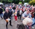 Bild: Kunz
Günter Hagn mit seiner Gitarre mitten im Serenaden-Publikum in Weiden.