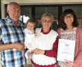Bild: mma
Josef und Helga Kustner mit dem Enkelin Elisabeth und Hahnbach Dritter Bürgermeisterin Evi Höllerer