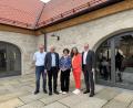 Bild: Annika Jehl
Martin Besold (von links, Pfarrer der Stadt Erbendorf), Johannes Reger (Bürgermeister von Erbendorf), Elke Bauer (Einrichtungsleiterin der Wohngemeinschaften St. Benedikt Mitterteich), Ursula Siller (stellv. Schulleiterin der Fachschule für Heilerziehungspflege) und Johannes Magin (Abteilungsleiter für Teilhabeleistungen Jugendliche und Erwachsene der KJF) feiern das Fest der Begegnung der Fachschule für Heilerziehungspflege in Erbendorf.