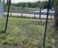 Bild: PI Schwandorf
Bislang unbekannte Täter stahlen in Wackersdorf einen Minibagger. Dabei hinterließen sie ein Loch im Zaun des Firmengeländes.