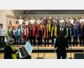 Bild: Günter Siegert
Frenetischen Applaus, verbunden mit der lautstarken Forderung nach Zugaben, ernteten der Chor „Happy Voices“ und der „Rainbowchor“ aus Buchberg-Rüdlingen nach ihrer beeindruckenden Sommerserenade. Am E-Piano: Vreni Wipf.