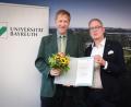 Bild: Jürgen Rennecke/UBT
Universitätspräsident Prof. Dr. Stefan Leible (rechts) beglückwünschte Prof. Dr. Volker Ulm zu seinem neuen Amt als Vizepräsident der Universität Bayreuth.