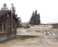 Bild: Hirsch
Blick auf das brach liegende Gelände der ehemaligen Minigolfanlage in Irlaching: Dort darf nun doch gebaut werden. Der Stadtrat nimmt seinen Einspruch zurück.