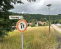 Bild: ck
Die Straßennamen in der Ferienanlage Maximilianshof in Böhmischbruck wie "Hangweg" werden von der Stadt Vohenstrauß nicht anerkannt. 39 Anträge von Eigentümern aus der Ferienanlage waren in den vergangenen Monaten bei der Stadt eingegangen. Da es sich um private Verkehrsflächen handelt, wird die Stadt diese nicht benennen.