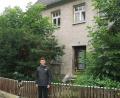Bild: lnz
Student Marius Ulrich befasst sich in seiner Bachelorarbeit mit der Leerstand-Problematik im Landkreis Tirschenreuth. Hier steht er vor dem seit vielen Jahren ungenutzten Anwesen Kirchplatz 1 in seinem Heimatort Konnersreuth.