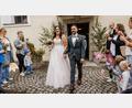 Bild: Laura Czech
Überraschungsmoment beim Auszug aus der Kirche für Chrissi und Chris, Christina Maiwald und Christoph Maderer: Freunde und Bekannten standen dem Paar Spalier.