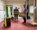 Bild: Völkl
Kindergartenleiterin Dana Graf und Zweiter Bürgermeister Andreas Altmann packen an: Material und Spielsachen werden in Umzugskartons zwischengelagert. Lüftungsgeräte ziehen die Feuchte aus den Räumen.