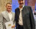 Bild: Andreas Hoschek/exb
Bayerns Ministerpräsident Markus Söder gratuliert dem 15-jährigen Simon Hoschek zu seinem Abschluss an der Mittelschule Waldsassen.