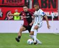 Bild: Harald Tittel/dpa
Die SV Elversberg um Jan Gyamerah (r) und der 1. FC Nürnberg um Berkay Yılmaz lieferten sich einen umkämpften Zweitliga-Auftakt.