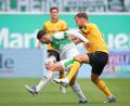 Bild: Daniel Karmann/dpa
Fürths Branimir Hrgota (links) im Zweikampf mit Lars Bünning von Dynamo Dresden.
