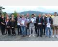 Bild: Josef Böhm
Wertschätzung und Dank wurde den langjährigen Mitarbeitern der Firma Bauer zuteil. Mit im Bild das Unternehmerehepaar Brigitte und Christian Bauer mit Marie und Leonie (links) sowie die beiden neuen Maurergesellen Maximilian Trost (rechts) und Mebrahtu Teklu (Mitte).