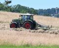 Symbolbild: Bernd Weißbrod/dpa
Ein Traktor mit Anhänger wie dieser kippte nach einem Überholmanöver bei Pfreimd um. Der Unfallverursacher flüchtete.