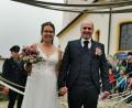 Bild: hzi
Magdalena und Manuel Müllner beim Durchschreiten des Spaliers vor der Kirche.