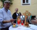 Bild: Kunz
Heinz "Heinzelmann" Stehbach demonstriert, wie man einen Aperol Spritz kreiert.