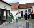 Bild: sche
Dem neuen Nebengebäude bei der Kirche in Aschach (im Bild das Obergeschoss mit der barrierefreien Toilettenanlage) gab Pfarrer Eduard Kroher den kirchlichen Segen.