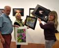 Bild: ubb
Vorsitzender Jürgen Kundrat, das älteste Mitglied Lisa Langer und die Zweite Vorsitzende Renate Bauer-Zölch (von links) beim Aufhängen und Verteilen der Fotos in den zwei Ausstellungsräumen des Museumsquartiers. Bis zur Vernissage am 8. August muss alles fertig sein.